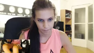 Молодая красотка Sexyofficegirl нежно теребит пизду