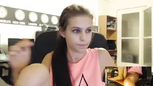 Молодая красотка Sexyofficegirl нежно теребит пизду