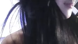 Обаятельная барышня Dayaanna показывает крупные сиськи