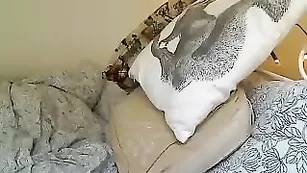 Симпатичная детка Baby_bear нежно мастурбирует пизду