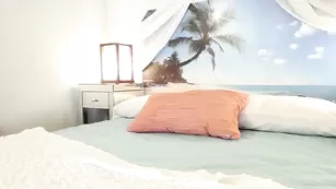 Светловолосая куколка Amyvalentine трахает вагину пальчиками