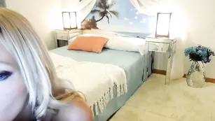 Светловолосая куколка Amyvalentine трахает вагину пальчиками