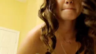 Пикантная куколка Hot4u2see отсасывает парню член