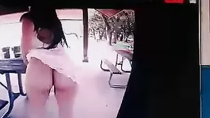 Шикарная кобыла BellaTorrez нежно дрочит пизду