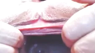 Очаровательная мерзавка RaisaWetsX жестко дрочит обе дырки