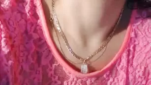 Прелестная рунетка Catsuit показывает тату и киску