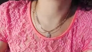 Прелестная рунетка Catsuit показывает тату и киску