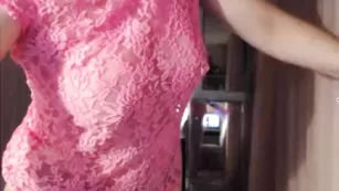 Прелестная рунетка Catsuit показывает тату и киску