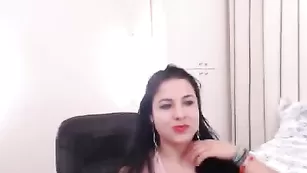 Сексуальная баба Fuckaholicbb показывает огромную грудь