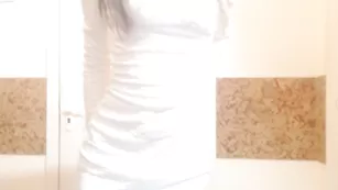 Замечательная juliaannn раздевается до нижнего белья