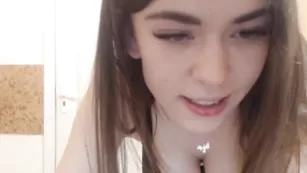Замечательная juliaannn раздевается до нижнего белья