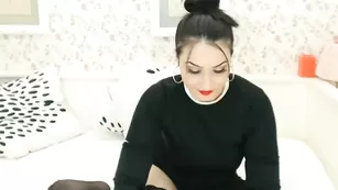 Чудная стерва Karinacharms показывает сисечки