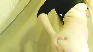 Смазливая курва Aylinn28 ласкает маленькие сиськи