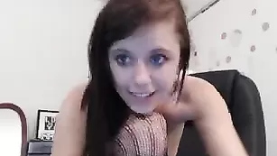 Замечательная брюнетка KatieDahrk мастурбирует вибро массажером