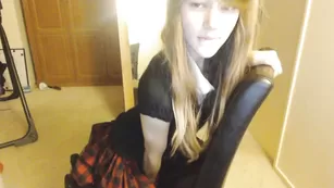 Аппетитная школьница MissAlice_94 позирует в униформе
