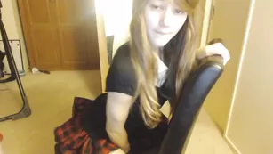 Аппетитная школьница MissAlice_94 позирует в униформе