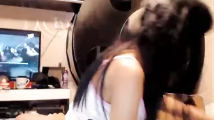 Эффектная цыпочка Evelyne92 показывает татуировки