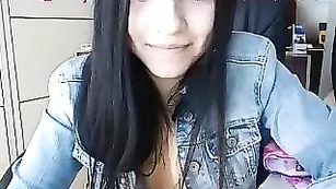 Пылкая курва BellaTorrez обсасывает фаллос