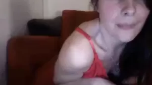 Похотливая шваль Oliviaorgasmique раздевается и куражится