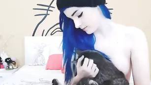 Крашеная потаскушка Kati3kat трахает бритую пизду