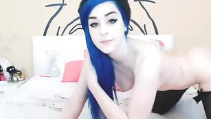 Крашеная потаскушка Kati3kat трахает бритую пизду