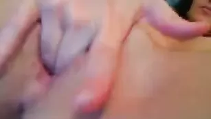 Симпатичная куколка Pink_Puss_dildoing нежно теребит влагалище