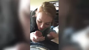 Развратная блонда JennyBlighe глубоко сосет пенис