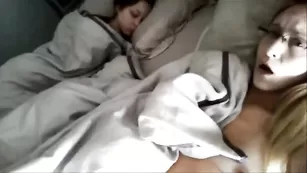 Очкастая блонда Ginger_Banks страстно теребит пизду