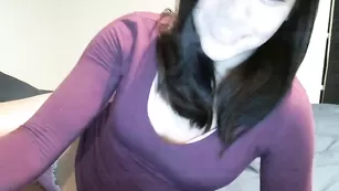 Симпатичная малышка Beryl18 ласкает киску