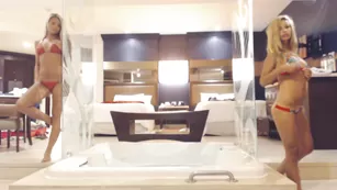 Сексуальные блондинки JustAmii и KissKara целуются в ванне