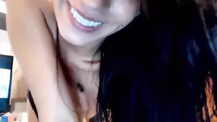 Черноволосая проказница Evelyne92 ласкает красивые сиськи