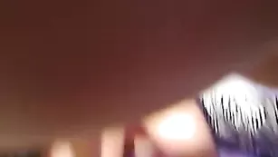 Удивительная куколка Hollycute ласкает большие сиськи