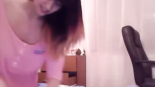 Симпатичная малышка Arwyn трахает анус шариками