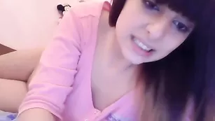 Симпатичная малышка Arwyn трахает анус шариками