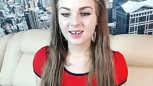 Прелестная малышка wowkatina_ показывает небольшие сиси