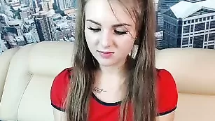 Прелестная малышка wowkatina_ показывает небольшие сиси