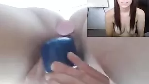Темноволосая курва KatieDahrk теребит клитор секс игрушкой