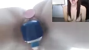 Темноволосая курва KatieDahrk теребит клитор секс игрушкой