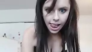 Темноволосая курва KatieDahrk теребит клитор секс игрушкой