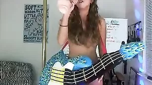 Соблазнительная курва KittyPurrz энергично раздевается