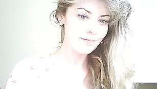 Темноволосая пассия Erotica19821 мастурбирует секс игрушкой