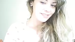 Темноволосая пассия Erotica19821 мастурбирует секс игрушкой