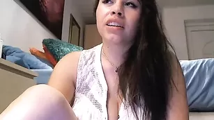 Обаятельная чертовка MySoftyGuns светит упругой попой