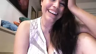 Обаятельная чертовка MySoftyGuns светит упругой попой