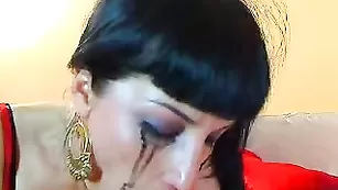 Классная брюнетка VANILA глубоко сосет страпон