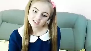 Юная школьница wowkatina_ шалит после уроков