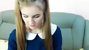 Юная школьница wowkatina_ шалит после уроков