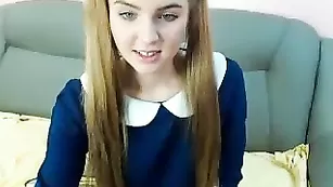 Юная школьница wowkatina_ шалит после уроков