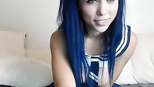 Горячая брюнетка HanamiBlossom мастурбирует бритую пизду