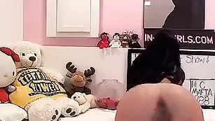 Сексуальная кобыла Lil_C облизывает анальные шарики